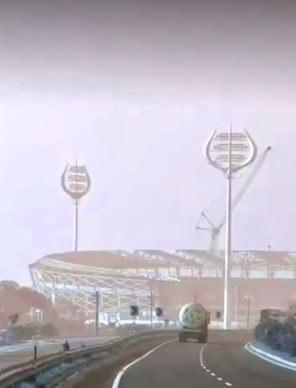 सड़क से दिखती त्रिशूल थीम लाइट