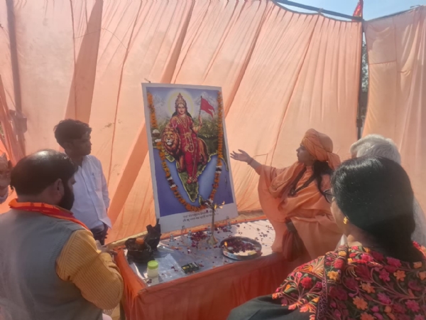 महामंडलेश्वर साध्वी ध्यानमूर्ति सम्मेलन का शुभारंभ करते हुए