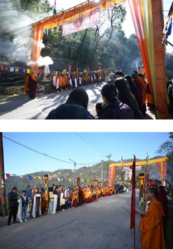 दलाई लामा के स्वागत के लिए सड़क किनारे खड़े तिब्बती समुदाय के लोग।