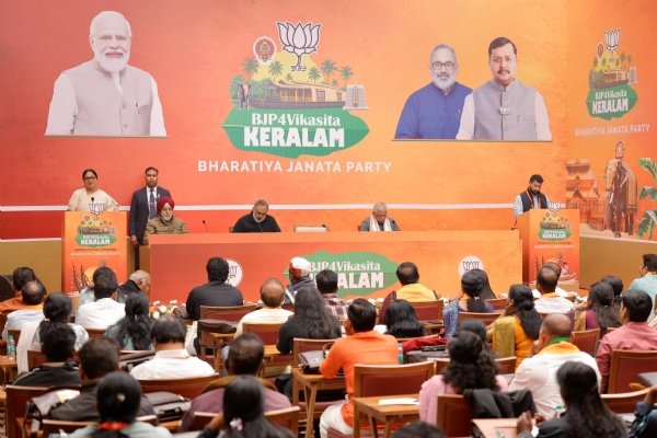 भाजपा के केंद्रीय कार्यालय में केरल पार्षदों के प्रतिनिधिमंडल से संवाद करती मुख्यमंत्री रेखा गुप्ता