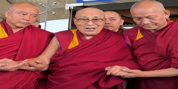 तिब्बती धर्मगुरु दलाई लामा मासद्वयस्य प्रवासोत्तरं प्राप्नोत् धर्मशाला, जातं सोत्साहं स्वागतम्