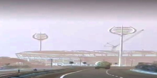 अंताराष्टियस्य क्रिकेटक्रीडांगणस्य त्रिशूलप्रारूपदीपाः दृष्ट्वा जनेषु उत्साहः