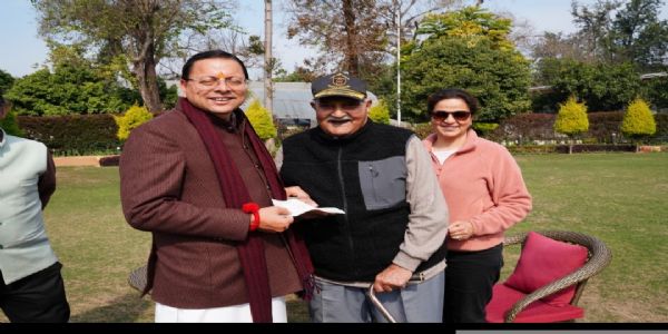 सेवानिवृत्तो ब्रिगेडियरपदासीनो हरीश चंद्र जोशी मुख्यमंत्रिरक्षणकोषे दत्तवान् 10 लक्षं रुप्यकाणि