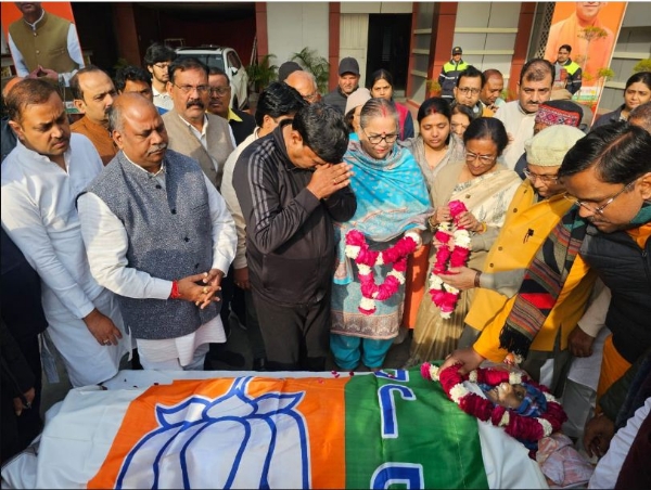 विन्ध्यवासिनी कुमार के चित्र पर पुष्पांजलि करते प्रदेश महामंत्री संगठन धर्मपाल सिंह