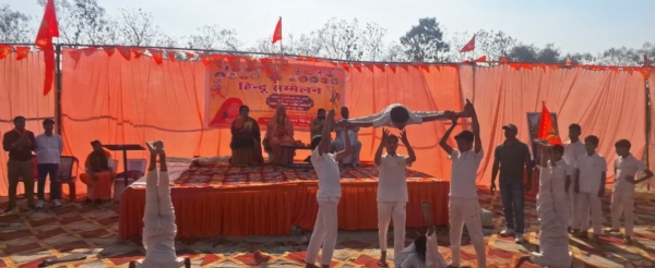 हिन्दू सम्मेलन में विद्यार्थी जिम्नास्टिक का प्रदर्शन करते हुए