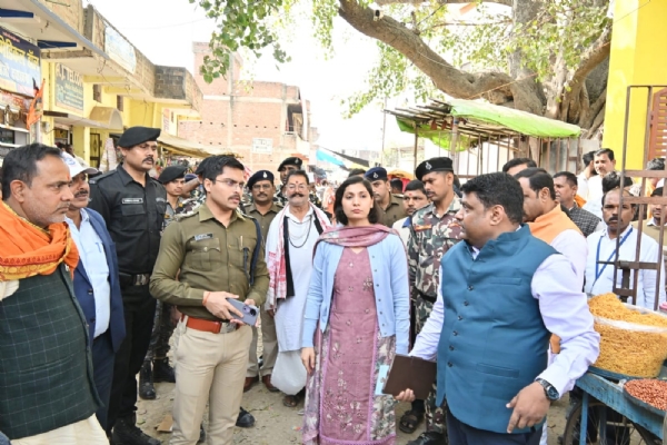 निरीक्षण करती जिलाधिकारी