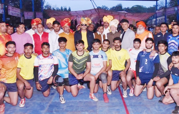 सोनीपत: माहरा में कबड्डी प्रतियोगिता में बतौर मुख्यातिथि कैबिनेट मंत्री डॉ अरविंद शर्मा विजेताओं को आशीर्वाद देते हुए