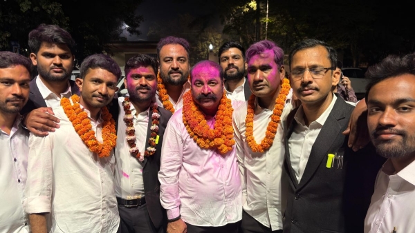 रजनीश सिंह बघेल जीत के बाद खुशी मनाते हुए रजनीश सिंह बघेल जीत के बाद खुशी मनाते हुए