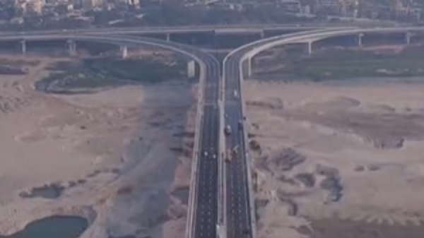 गुवाहाटी में ब्रह्मपुत्र नदी पर नवनिर्मित पुल की तस्वीर