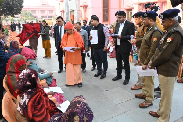 जनता दर्शन में सीएम योगी ने अधिकारियों को दिए सख्त निर्देशल*