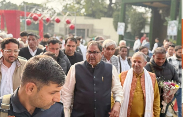 सोनीपत: इंडियन नेशनल लोकदल के राष्ट्रीय अध्यक्ष चौधरी अभय सिंह चौटाला बात करते सोनीपत: इंडियन नेशनल लोकदल के राष्ट्रीय अध्यक्ष चौधरी अभय सिंह चौटाला बात करते