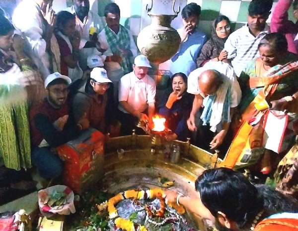 गौरी केदारेश्वर की आरती उतारते लोग गौरी केदारेश्वर की आरती उतारते लोग