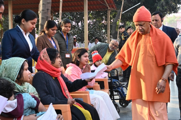 जनता दर्शन में सीएम योगी ने अधिकारियों को दिए सख्त निर्देशल*