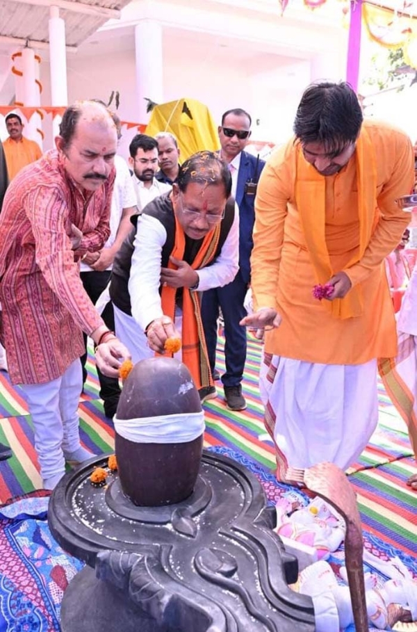 मुख्यमंत्री साय श्री नीलकंठेश्वर महादेव मंदिर में पूजन अर्चन करते हुए