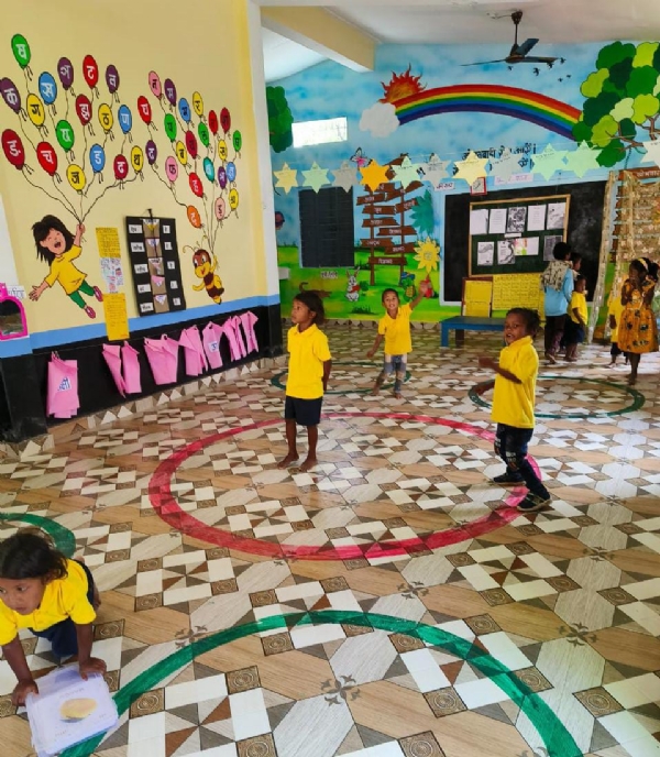 आंगनबाड़ी केंद्रों में  खेलते हुए बच्चे