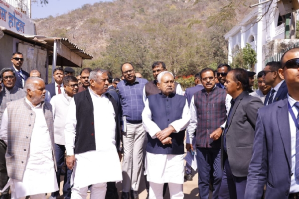 मुख्यमंत्री राजगीर दौरे के दौरान अधिकारियों को निर्देश देते हुए