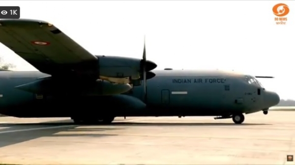 डिब्रूगढ़ जिला के मोरान में राष्ट्रीय राजमार्ग पर आपातकालीन लैंडिंग सेवा पर उतरते वायु सेना के विमान