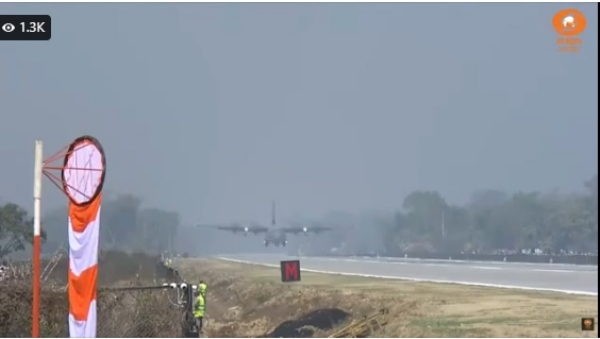 डिब्रूगढ़ जिला के मोरान में राष्ट्रीय राजमार्ग पर आपातकालीन लैंडिंग सेवा पर उतरते वायु सेना के विमान