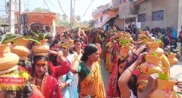 कलश शोभायात्रा में शामिल श्रद्धालु