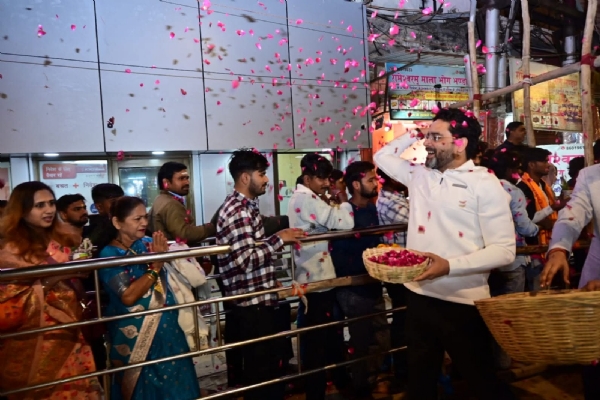 श्री काशी विश्वनाथ दरबार में  श्रद्धालुओं पर पुष्पवर्षा