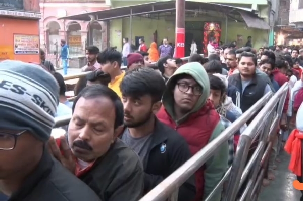 दर्शन के लिए लाइनों में लगे शिव भक्त