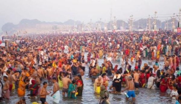 महाशिवरात्रि को आस्था की डुबकी लगाते हुए श्रद्धालुओं का छाया चित्र