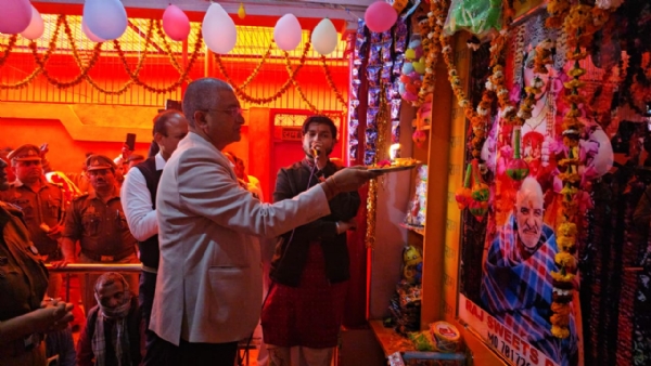 नीम करोरी मन्दिर में पूजा करते जिलाधिकारी नीम करोरी मन्दिर में पूजा करते जिलाधिकारी