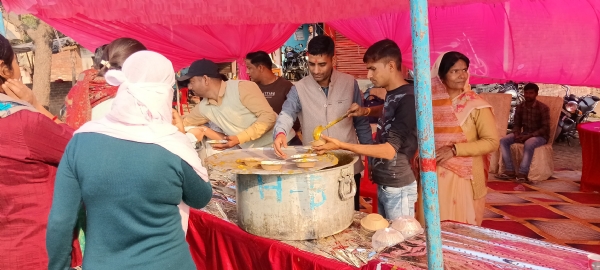 भंडारों में दिया जा रहा है भक्तों को प्रसाद