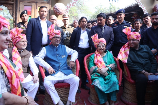 अपणा घर में पत्नी सहित पगड़ी बंधवाने के बाद हरियाणा के राज्यपाल प्रो. असीम कुमार घोष व अन्य मंत्रीगण