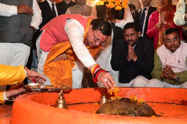 मुख्यमंत्री मंदिर में शिवलिंग पर जलाभिषेक कर पूजा-अर्चना करते हुए।