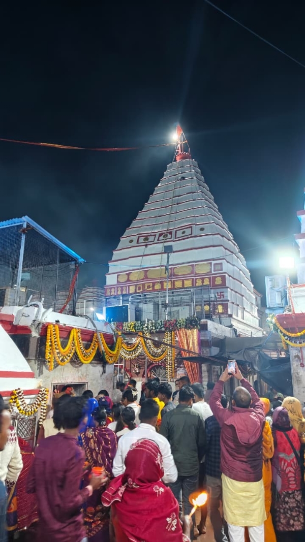 मंदिर में उमड़ी श्रद्धालूओं की भीड़