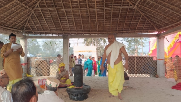 छोटे सहस्त्रलिंगम का प्राण प्रतिॆष्ठा करते आचार्य