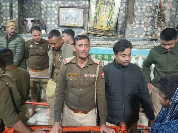 महादेवा में पहुंच रहे कांवरिये, पुलिस अधिकारी
