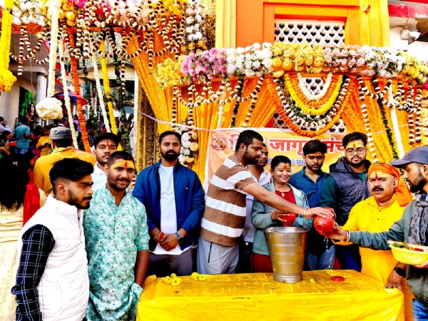 पूजन सामग्री बांटते हुए