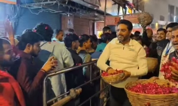 गुलाब फूल से स्वागत करते मुख्य कार्यकारी अधिकारी विश्वभूषण