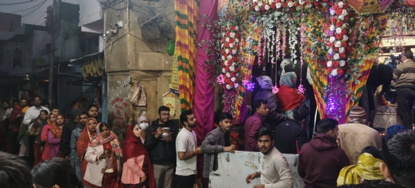 अलवर. मंदिर के बाहर लगी भक्तो कि लाइन।