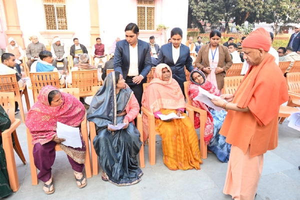 लोगों से बोले सीएम योगी - चिंता मत करें, हर समस्या का होगा समाधान, सबकी होगी भरपूर मदद* लोगों से बोले सीएम योगी - चिंता मत करें, हर समस्या का होगा समाधान, सबकी होगी भरपूर मदद*