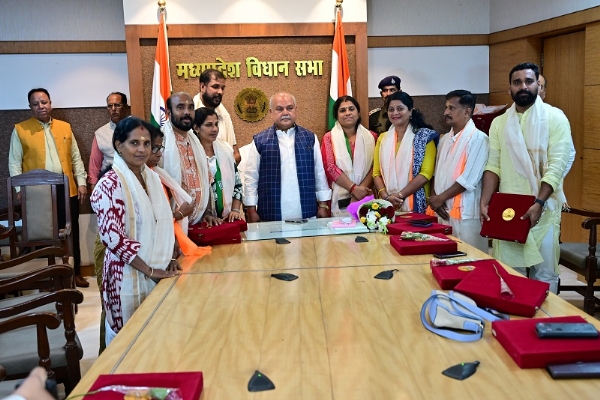 विधानसभा के भ्रमण के दौरान केरल के जनप्रतिनिधियों के साथ स्पीकर तोमर