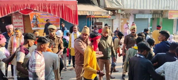 पंचक्रोशी परिक्रमा पर श्रद्धालुओं की सेवा करते लोग