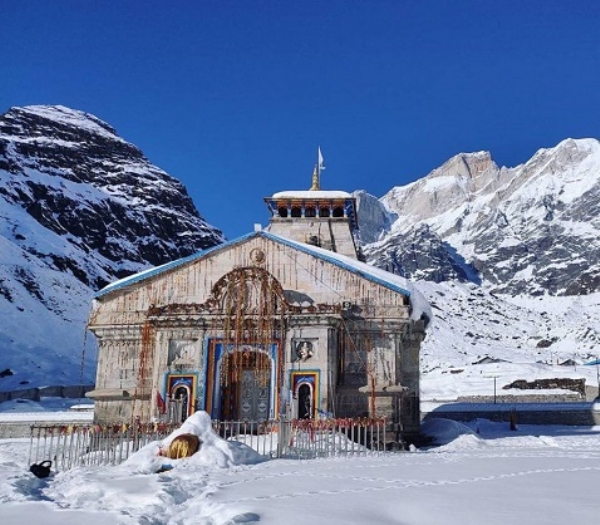 केदारनाथ मंदिर का चित्र।