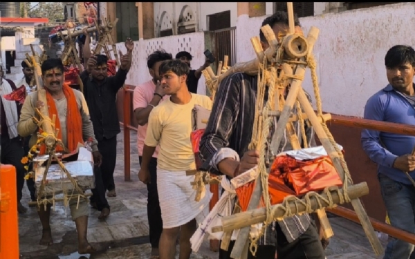 कावड़ चढ़ा रहे महादेवा में श्रद्धालु कावड़ चढ़ा रहे महादेवा में श्रद्धालु