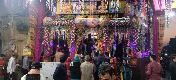 अलवर. मंदिर के बाहर लगी भक्तो कि लाइन।