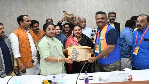 केरल के जनप्रतिनिधियों के दल का स्वागत करते हुए मंत्री प्रतिमा बागरी