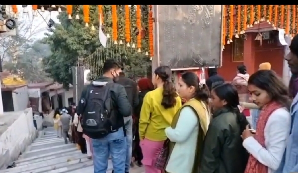 देहरादून के गढ़ी कैंट स्थित टपकेश्वर मंदिर में श्रद्धालु कतार में लगे हुए। देहरादून के गढ़ी कैंट स्थित टपकेश्वर मंदिर में श्रद्धालु कतार में लगे हुए।