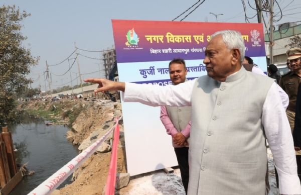 मुख्यमंत्री नीतीश कुर्जी नाला का निरीक्षण करते हुए