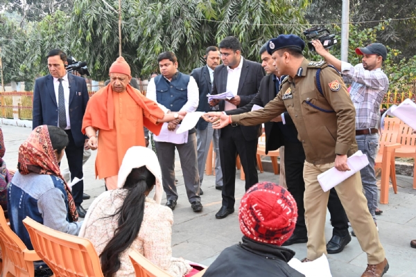 लोगों से बोले सीएम योगी - चिंता मत करें, हर समस्या का होगा समाधान, सबकी होगी भरपूर मदद* लोगों से बोले सीएम योगी - चिंता मत करें, हर समस्या का होगा समाधान, सबकी होगी भरपूर मदद*