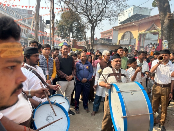 फोटो -सोमनाथ मंदिर पर भोले के जलाभिषेक के समयआरएसएस के लोग उद्घोष बजाते हैं