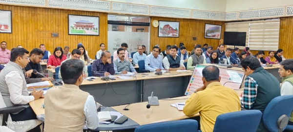 कार्यों की समीक्षा करते डीएम