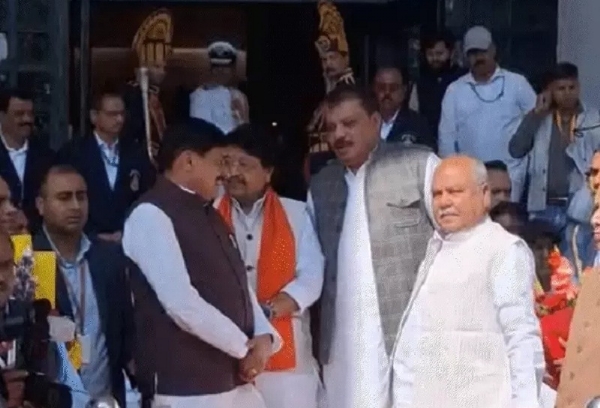 राज्यपाल के विधानसभा पहुंचने से पहले उनका इंतजार करते हुए मुख्यमंत्री समेत अन्य नेता