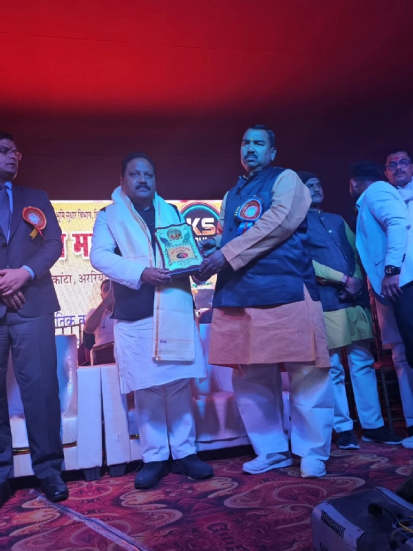 अररिया फोटो:सांसद को मोमेंटो देते विधायक